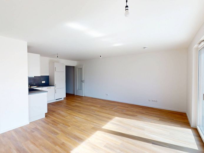 Appartement neuf moderne de 3 pièces avec cuisine équipée et BALCON ensoleillé – Ansicht V: Wohn- und Esszimme…