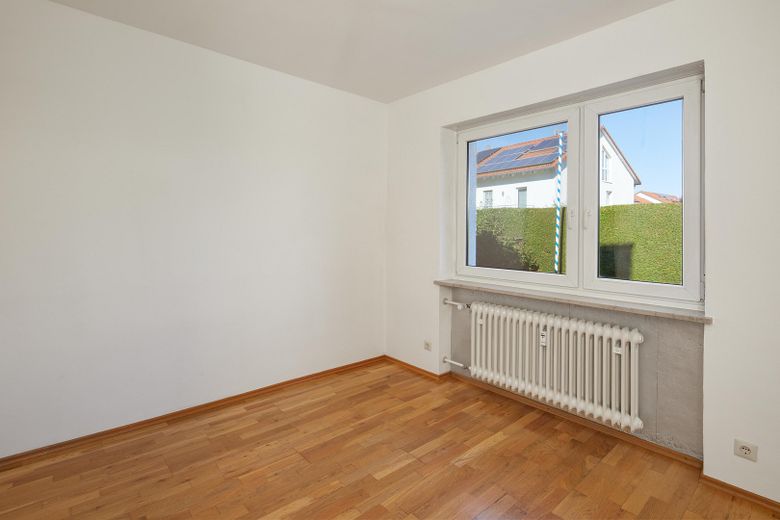 Kinderzimmer m. großem Fenster