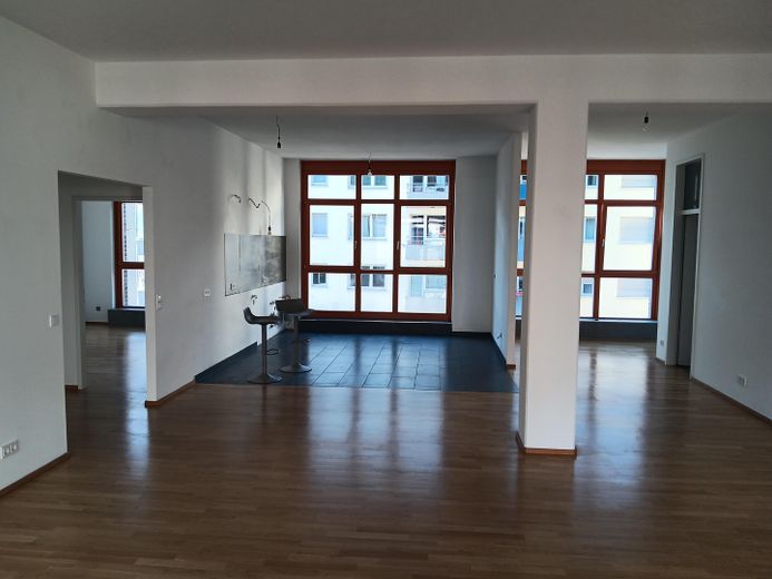 Exklusive 4-Zimmer-Loftwohnung | ca. 165 m² | TG-Stellplatz | Süd-Balkon | Frankfurt-Innenstadt – Offener Wohn-/Ess-/Kochbereich