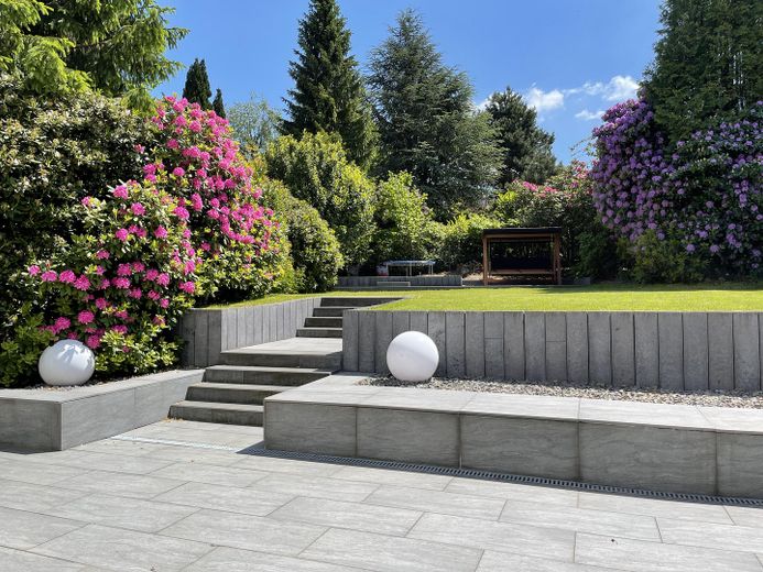 Rarità nella valle del Mühlbach – completamente ristrutturata vicino all'Ospedale universitario di Essen – Garten im Sommer (noch o. GH)