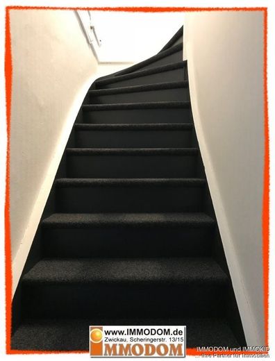 Ruhige und abgeschiedene Büro- oder Praxisräume im Dachgeschoß einer Stadtvilla zu vermieten! – Innentreppe