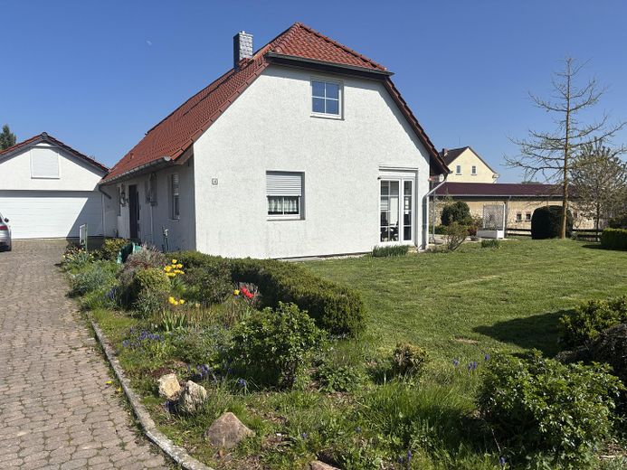 Einfamilienhaus auf großem Grundstück – Außenansicht Auffahrt