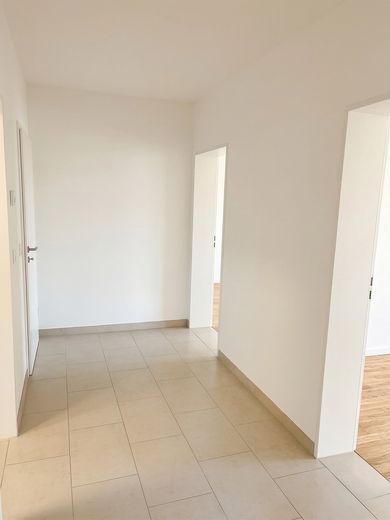Moderne, zentrale 2-Zimmer-Wohnung mit Balkon, Aufzug & EBK – direkt am Bahnhof - ab 01.10.26 frei – Flur