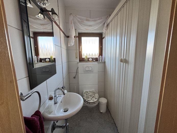 210 m² का विशाल कतारबद्ध छोर का मकान, सौना और वातानुकूलन सहित – EG - Gäste WC