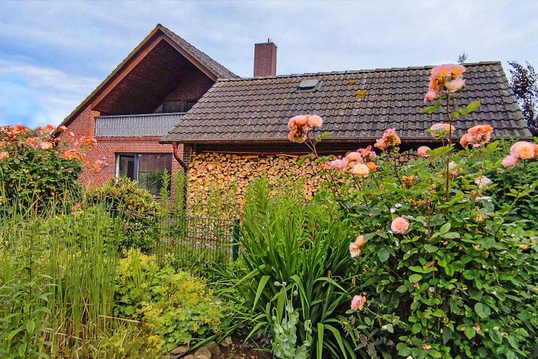 Seitenansicht mit Garage