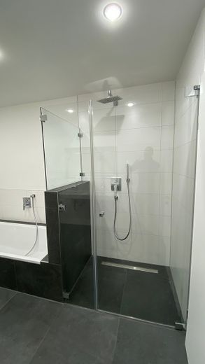 4-Zimmerwohnung in Traumlage mit Kachelofen, Balkon, Dachterrasse, Gästebad und Garage – Duschkabine extra breit
