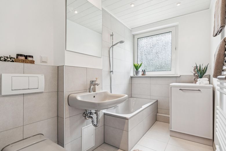 Einziehen ohne Renovieren – 3 Zimmer Wohnung gleich am Heidbergsee – provisionsfrei – Bad, Originalbilder!
