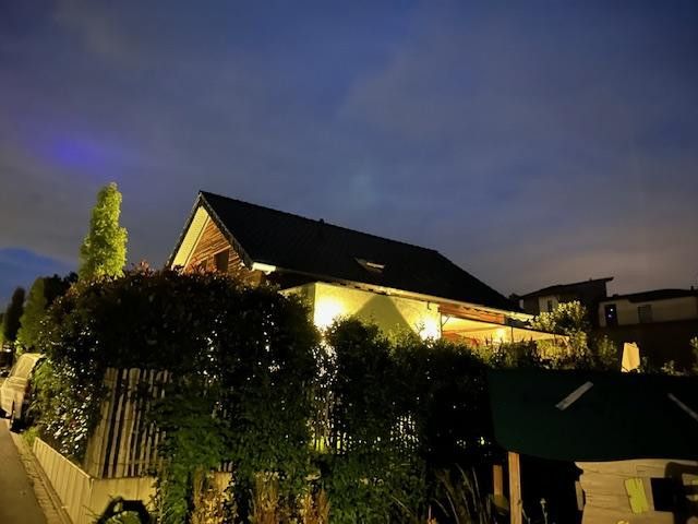 Außenansicht bei Nacht