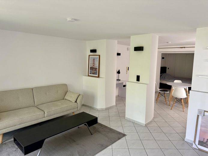 Voll ausgestattete helle Wohnung & Parkplatz im Souterrain mit Whirlpool & Garten – Wohnzimmer