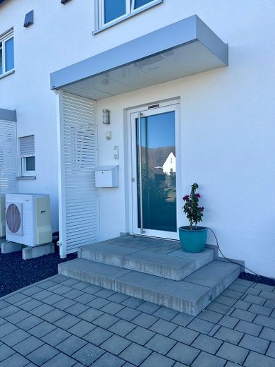 Doppelhaushälfte mit Garten – Haus - Haustüre Überdachung