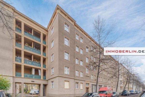 IMMOBERLIN.DE - Simon-Dach-Kiez yakınında Loggialı modernize edilmiş eski bina dairesi