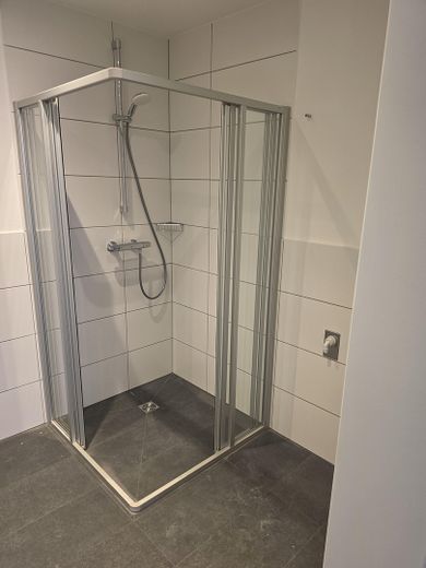 Erstbezug: Moderne Wohnung im 1. Obergeschoss und Balkon sowie energieeffizientem Wohnkomfort – Duschbad