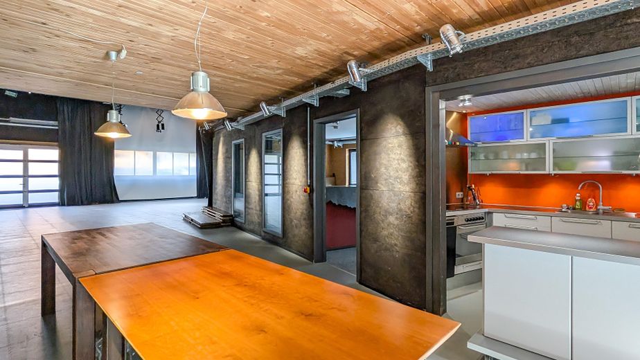 Einzigartig im Umkreis: 278m² Design-Loft-Halle + 100m² Büro-Obergeschoss, genehmigt als Wohnraum – Küche im Erdgeschoss