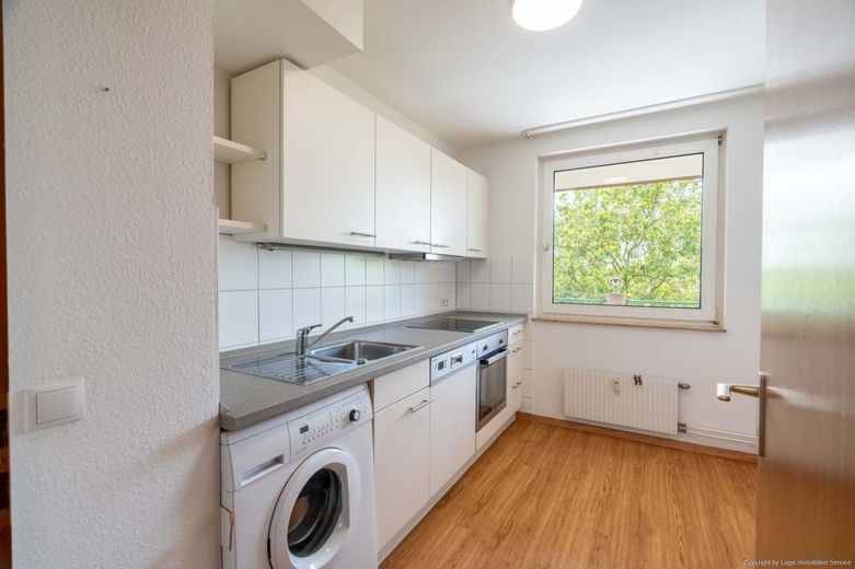 Bezugsfreie 2-Zimmer-Eigentumswohnung mit Sonnenloggia, Aufzug &amp; Tiefgarage – Küche