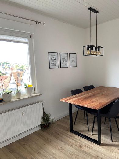 Renoviert, 2,5 ZKB Zentral ruhig, eigener Garten, möbliert – Esszimmer