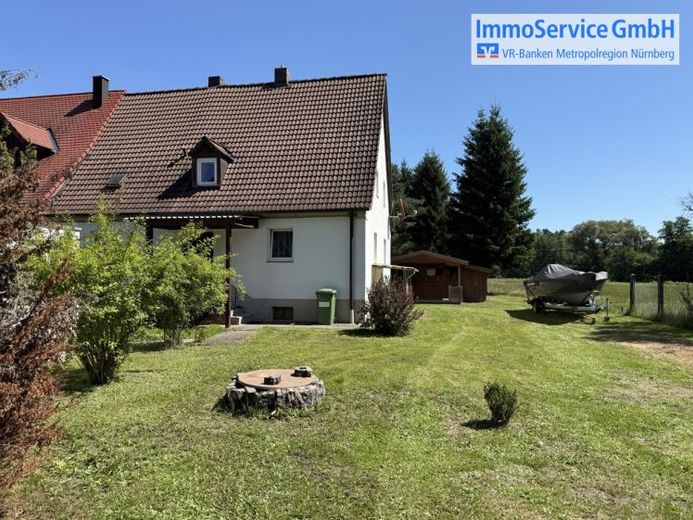 Gepflegte Doppelhaushälfte mit großem Grundstück und zwei Garagen – Foto 1