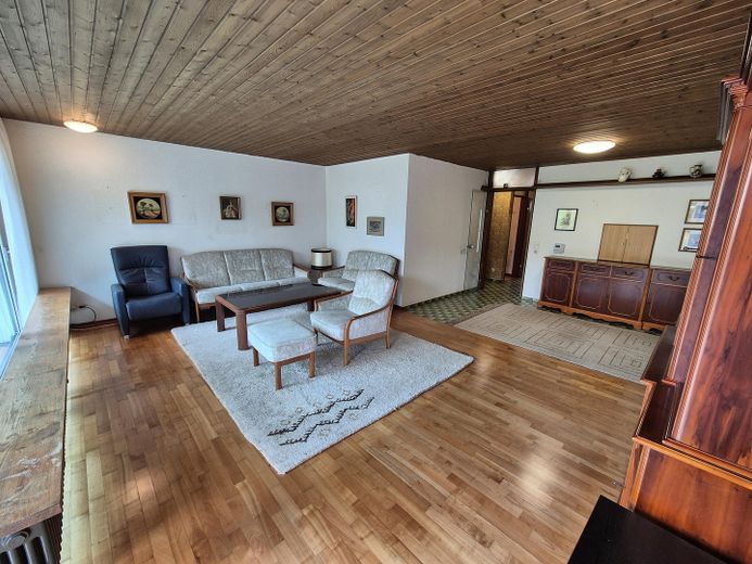 Miejsce dla rodziny – środkowy segment domu szeregowego z ogrodem, balkonem, garażem i instalacją fotowoltaiczną – Wohnzimmer