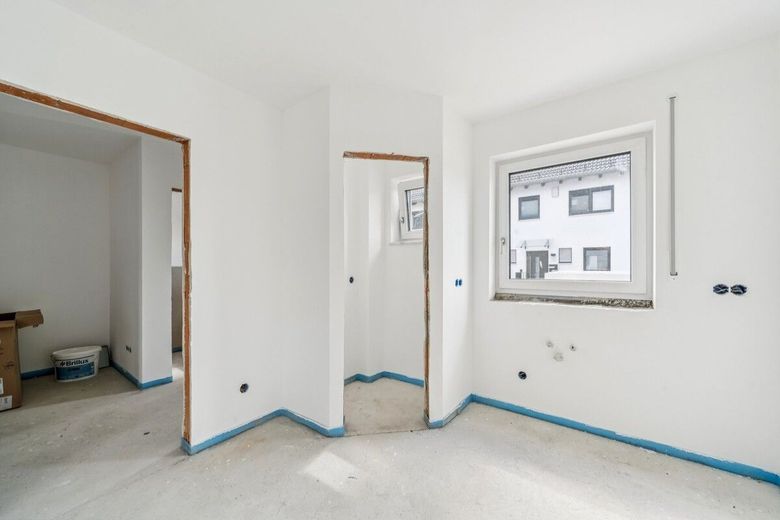 Jetzt schnell sein! Neubau-Doppelhaushälfte in Ergoldsbach mit Garten, Garage und KfW-55-Standard – Offene Küche