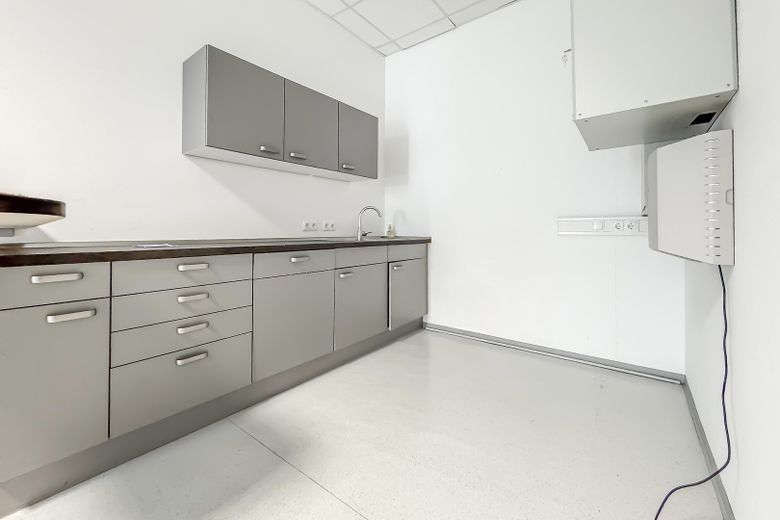 Spazio ufficio conveniente, pronto all’uso, per 15–25 dipendenti – collegamenti eccellenti + servizi in loco – Einbauküche