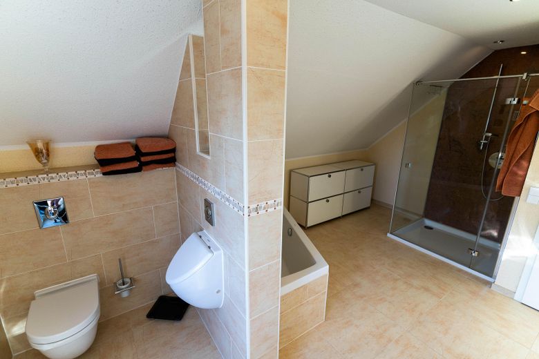 Casa passiva PLUS di architetto, classe energetica A+ (5,0 kWh/m²a) a Weisenheim am Sand – Badezimmer
