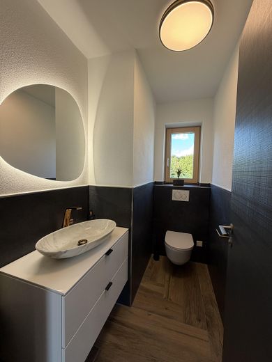 Hochwertige Neubauwohnung mit großzügiger Galerie in ZFH (möbliert) – Gäste WC