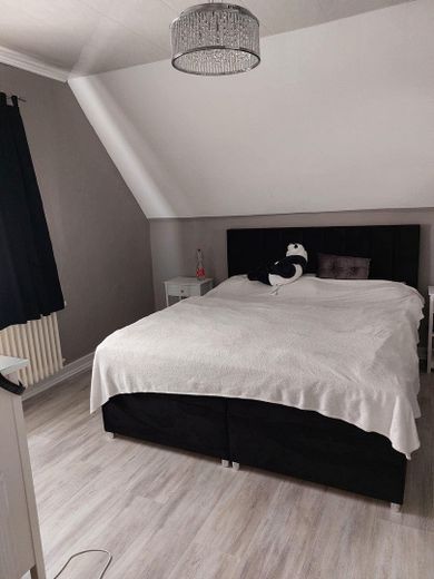 Charmante maison familiale, prête à emménager, avec grande terrasse dans un emplacement pratique – Schlafzimmer 1 mit Ankleide