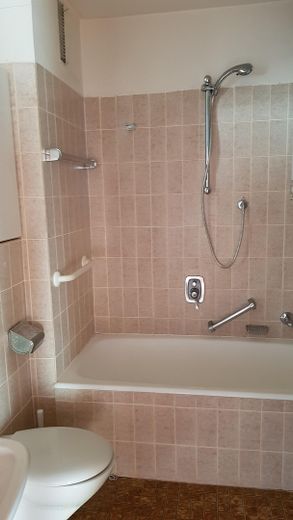 Badezimmer mit Badewanne 