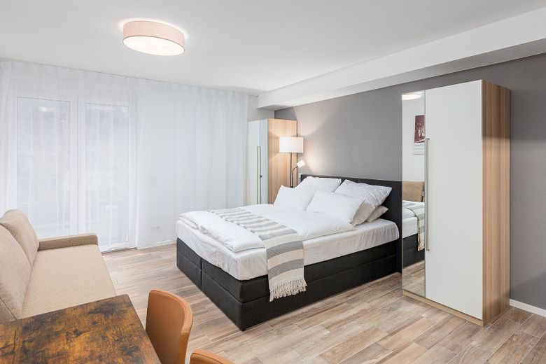 Neubau: vollmöblierte Businessapartments mit Panoramablick – Apartment 2 Wohnraum