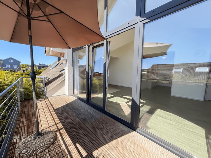 Hell. Offen. Energieeffizient. KfW-40-Wohnung mit sonniger Terrasse und Garage – Balkon