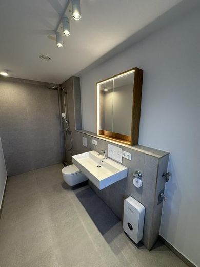Neubau - Erstbezug - Maisonette - 3 ZW inkl. EBK, Balkon, Stellplatz, Keller, ca. 69m² Wfl. – Badezimmer