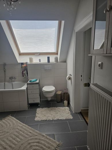 Großzügiges Haus in Alleinlage mit großem Garten – Badezimmer 1 OG