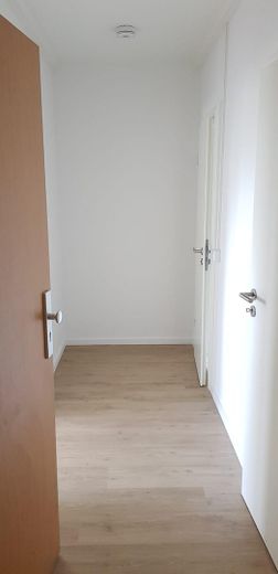 Elterlein: Sonnige 3-Zimmer-Wohnung mit großem Balkon und Einbauküche in ruhiger Neubauanlage – Referenzfoto Eingangsbereich 