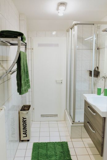 Badezimmer mit WC und Dusche