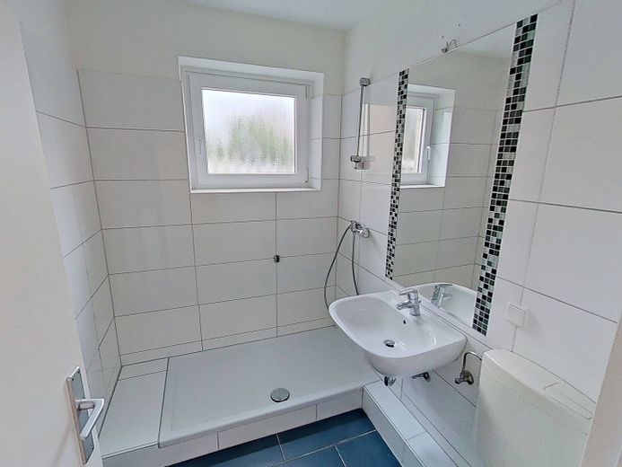Große 2-Zimmer-Erdgeschosswohnung mit schönem BALKON – Ansicht I: Bad