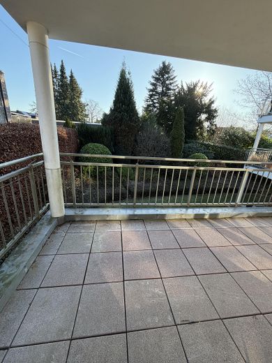 Barrierefreie 3,5-Zimmer-Wohnung in Sasel – Südwest-Balkon, Aufzug Tiefgarage, 2 TG-Plätze – Wohnzimmer-Balkonblick