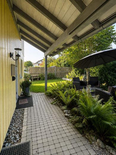 Sehr sonniges Holzhaus, KfW60, Isny-Großholzleute, EG barrierefrei, – Hauseingang EG und Patio