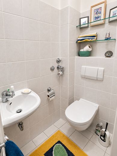 Appartement calme de 4 pièces situé dans un emplacement privilégié de Munich-Großhadern avec loggia exposée au sud – WC