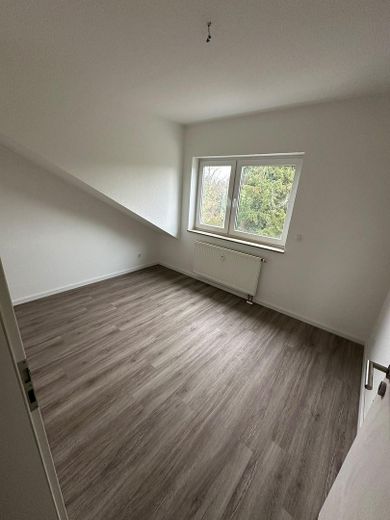 Wymarzone mieszkanie bezpośrednio nad Renem – wysokiej jakości gruntownie odnowione w Köln-Rodenkirchen – Zimmer mit identischem Boden