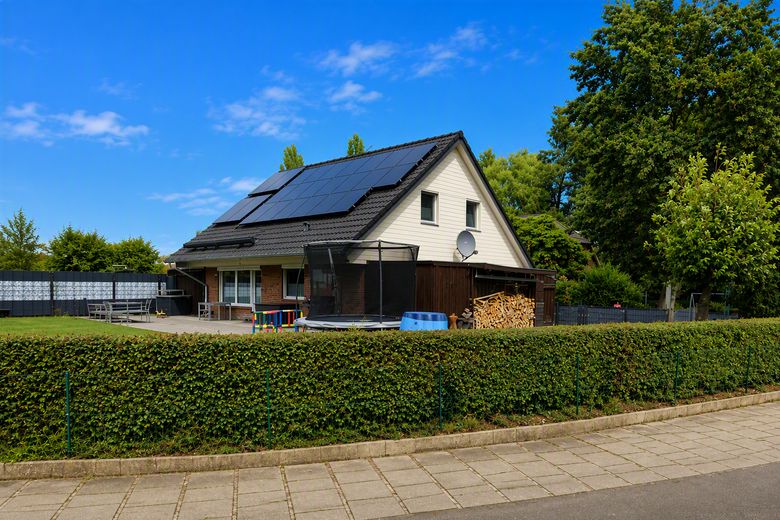 Modernisiertes Einfamilienhaus in ruhiger Sackgassenlage mit Kamin, PV-Anlage und großem Grundstück – Außenansicht