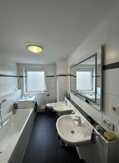 Bad mit Dusche und Wanne