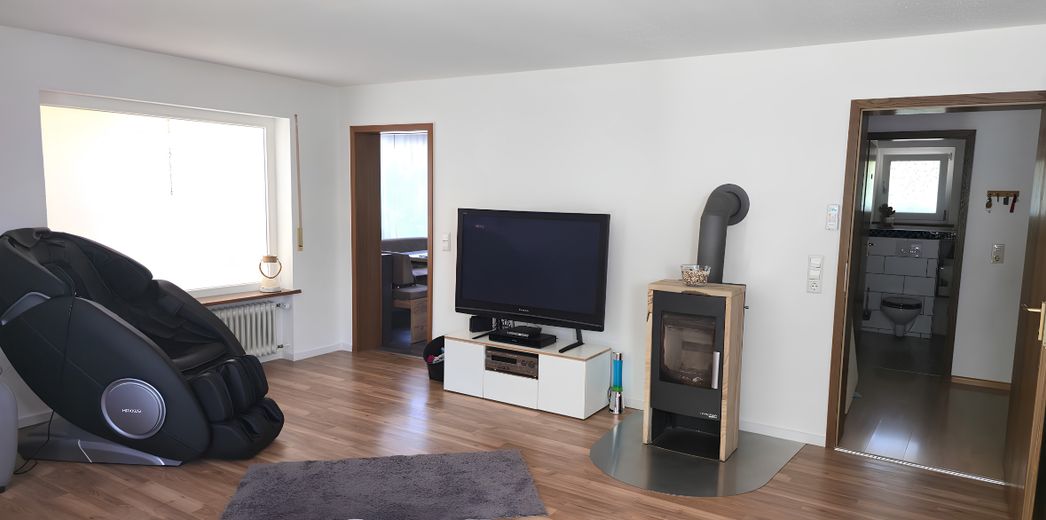 Zmodernizowany dom dwurodzinny z działką o powierzchni 1.219 m² · Klasa energetyczna A – Wohnzimmer EG