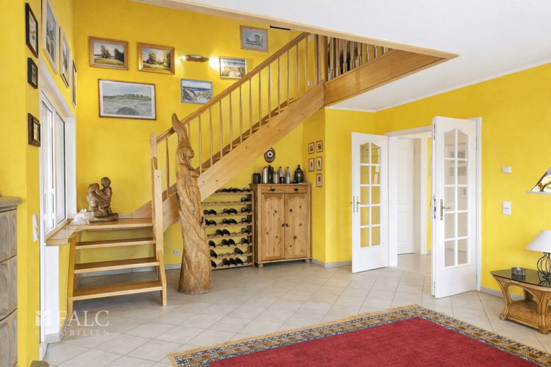 Exklusives Anwesen mit Innenpool, Galerie und unverbaubarem Naturpanorama – Treppe zu OG