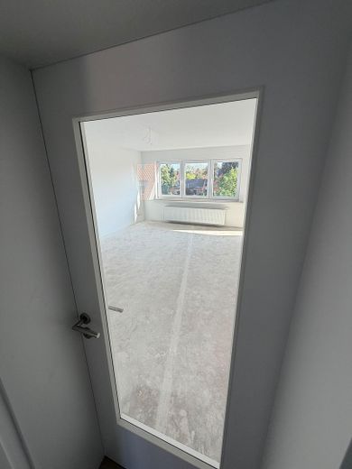 2-3 Zimmer Wohnungen: Erstbezug nach Kernsanierung – Moderne Wohnungen in zentraler Lage von Lehrte – Wohnzimmer + Balkon 3 Zi. Wg.
