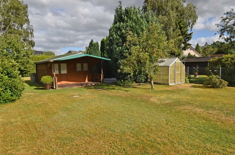 1.296 m² arsa – Tek ailelik ev veya 2 konut birimli ikiz ev mümkün – hinterer Grundstücksbereich