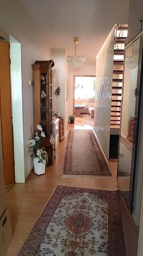 Casa a schiera ben tenuta con ampia terrazza sul tetto soleggiata e molto spazio – Diele EG