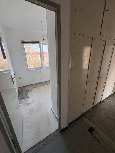 Ruhige 2-Zi.-Wohnung mit Balkon und Garten in Lichterfelde – sanierungsbedürftig – Flur / Kücheneingang