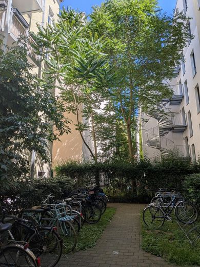 Friedrichshain'de balkonlu bakımlı 2 odalı eski bina dairesi – özelden, komisyonsuz – Grüner Innenhof
