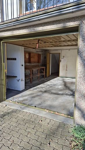 Garage mit Werkbank im UG