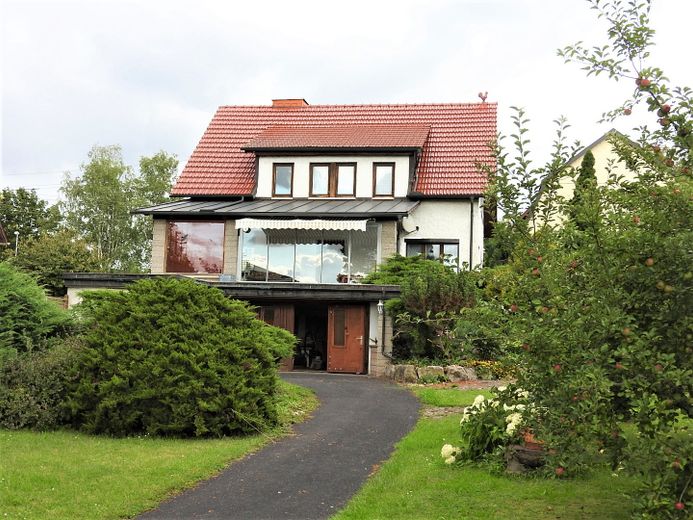 Einfamilienhaus mit großem Garten in Heldburg – Haus mit Einfahrt