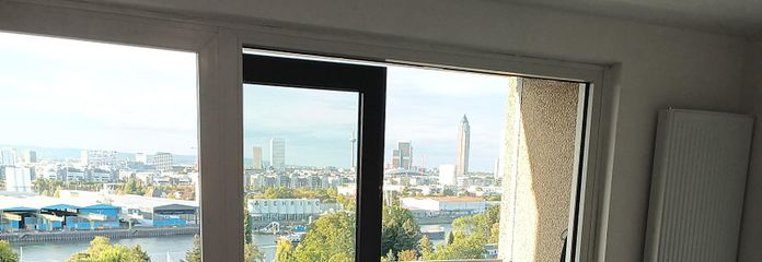 Toller Balkonblick über den Main und Frankfurt  Komplettsanierung – Wohnzimmer